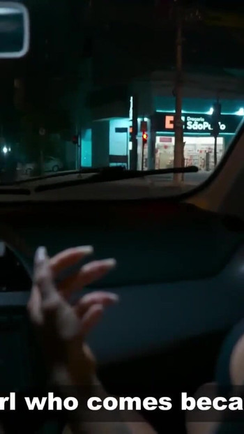 "Büyük memeli Brezilyalı fenomen evli bir taksi şoförüne ıslak amcığını gösteriyor"dan muhteşem bir an.