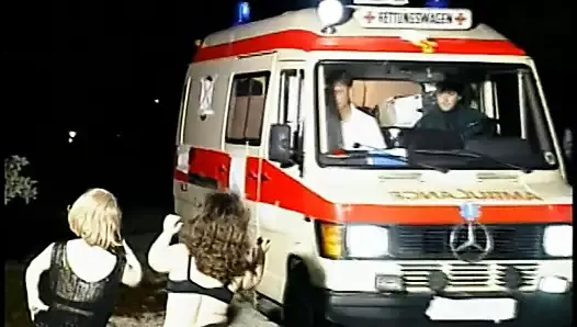 Des salopes naines excitées sucent l'outil d'un mec dans une ambulance