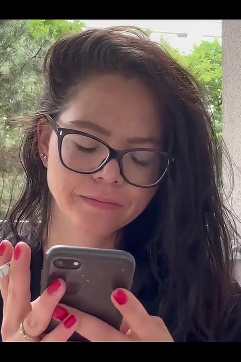 Pušenje dok odgovaram na moje fansly za tvoje poruke