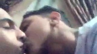 Garotos líbios se beijando