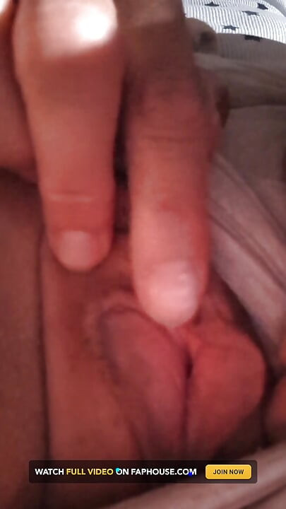 Furtiva MILF GILF Juega Con Los Dedos En El Coño