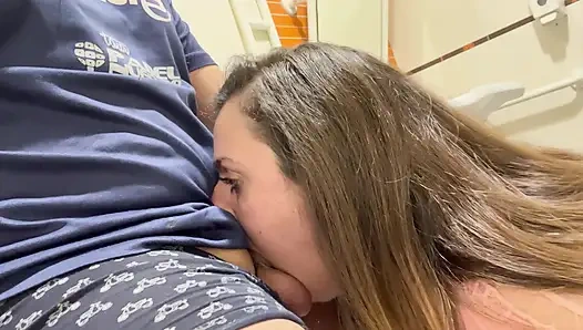 Blonde fucked by a client gave her in the ass without a condom