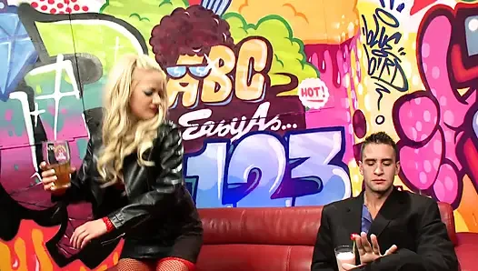 Kırmızı fileli sarışın bebek sikiştikten sonra ağzına boşalıyor