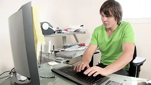 Sarışın adam onu sikmeden önce amını yalıyor