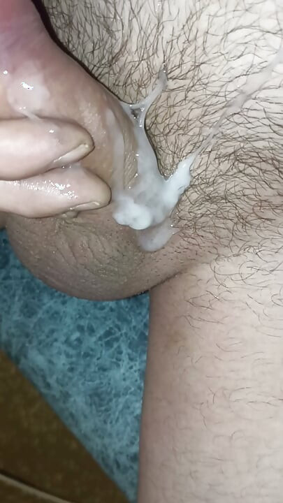Un chico se practica una felación a sí mismo y prueba el semen.