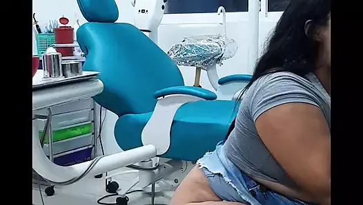 Jovem latina puta fode seu dentista dando-lhe um grande boquete e cavalga
