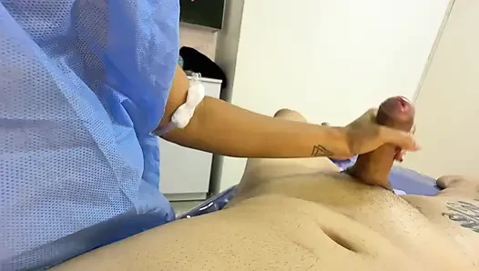 Dokter bantuin aku mengeluarkan spermaku untuk sumbangan