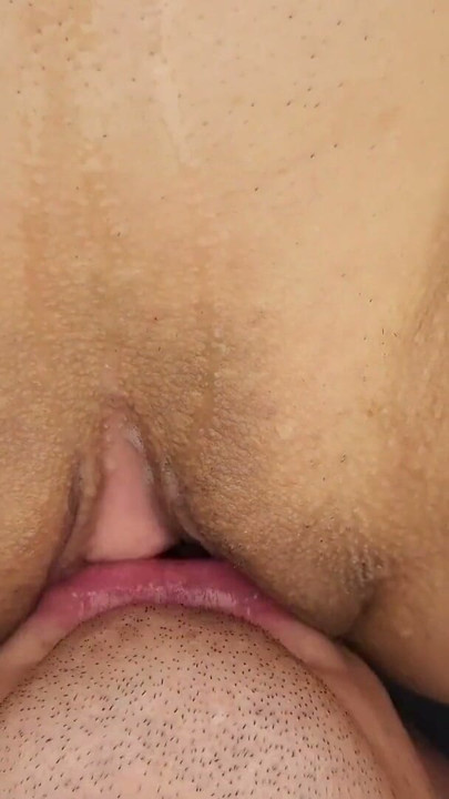 Cara lambe buceta muito molhada até o orgasmo | Clipe 1