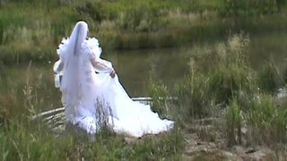 Плавание в свадебном платье из органзы