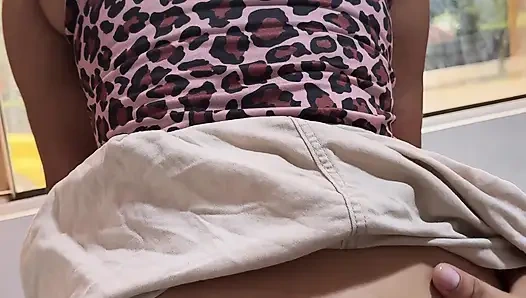 Herkes pencerenin yanından geçerken beni penisime atlatmayı çok seviyor