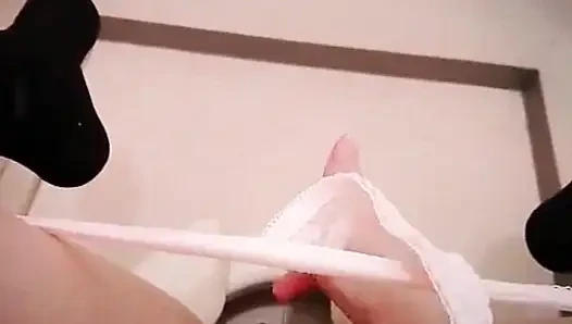 Masturbasi diam-diam di kamar mandi teman pria