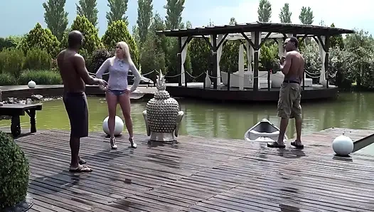 Sarışın Genç Kız Zenci Kardeşler Tarafından Havuz Kenarında Grup Seks Yapıyor