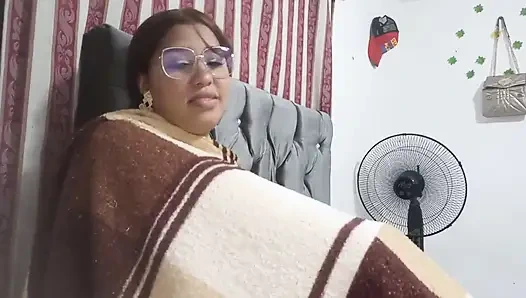 Грудастая латина в очках сосет мой большой член