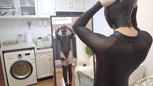 Mz22 - gadis dengan kospon lateks dan dengan ganas