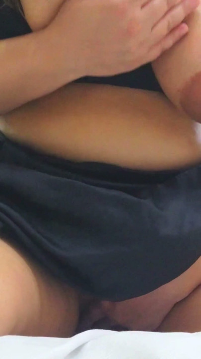 欲求を満たすために濡れたマンコを指マンする巨大な天然巨乳の欲求不満の継母 | クリップ 2