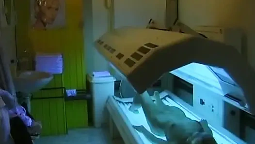 Bu sevimli Alman bebek mükemmel amcığıyla oynamayı bırakamıyor