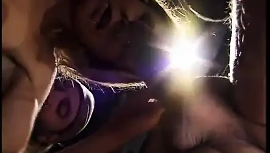 Yarağa aç sürtükler azgın adamlara ziyafet çekiyor