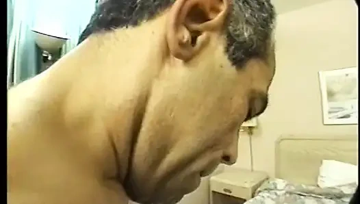 Pantat bahenol tante seksi ini dientot habis-habisan sama kontol besar di seks threesome