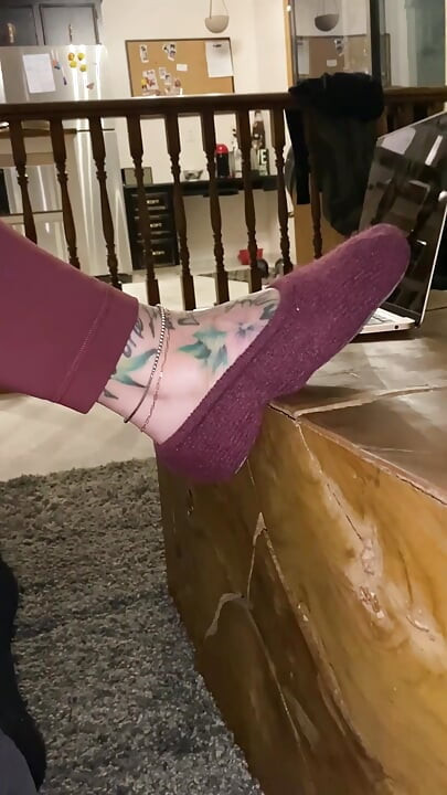 Fantastisk styvmamma Gwen humorerar din konstiga kåta fotfetisch: het söt svettig tolklek