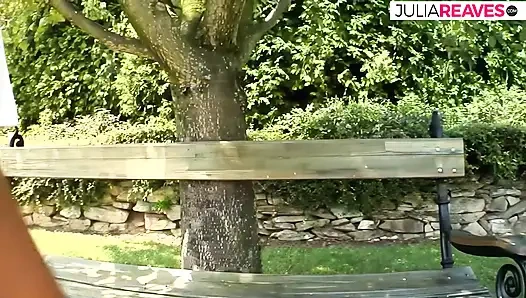 Горячая блондинка с большими сиськами и мокрой киской играет перед камерой