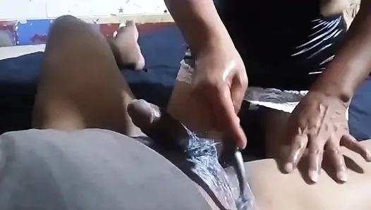 Mencukur penis dan peler tetanggaku, dengan cara kuno, kontolnya yang dicukur terlihat sangat lezat, dan aku memberinya yang pertama
