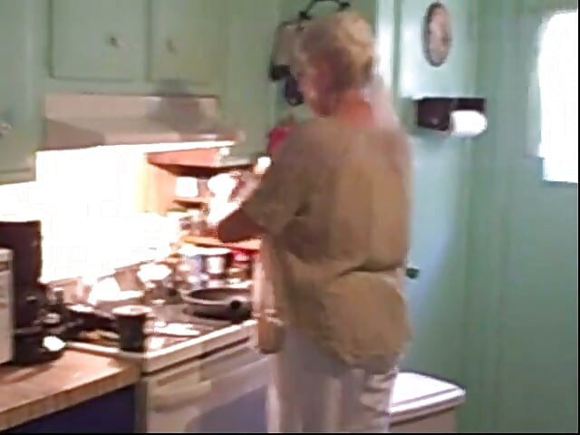 Sexig holländsk tjej milf gilf lagar frukost