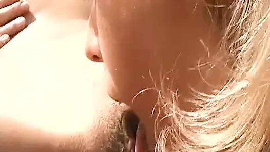 Aksi hot lesbian yang lagi asik jilat memek di luar ruangan