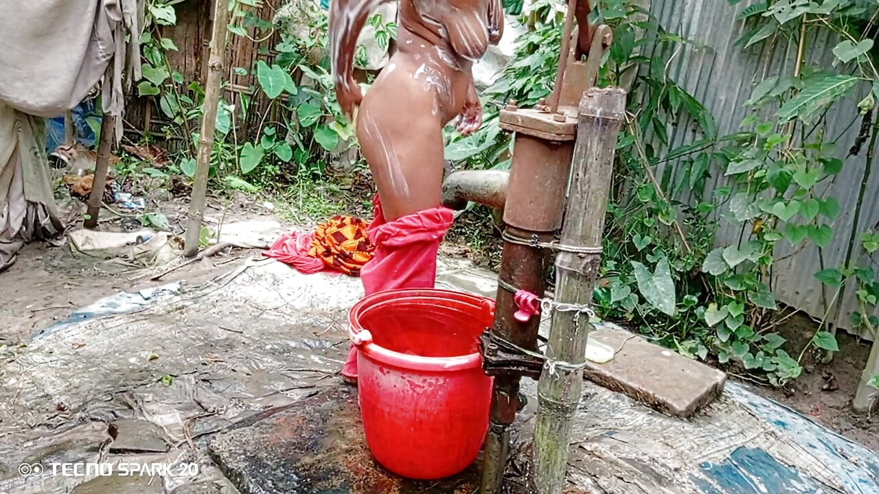 Inesquecível banho ao ar livre em um campo aberto