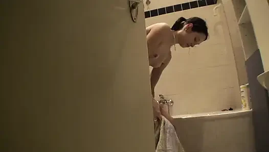 Seksi esmer genç kız duş alıyor