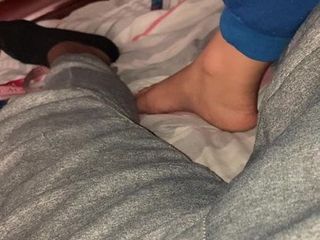 Sexy pies de ébano con las manos en sus pantalones