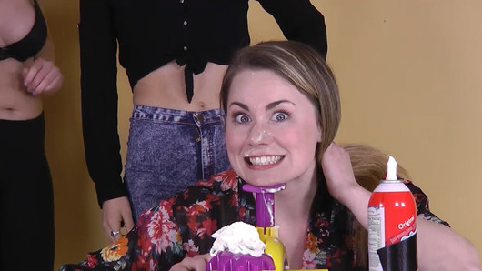 Egy csábító Strip Facial játék, ahol a lányok felváltva használják a gombot