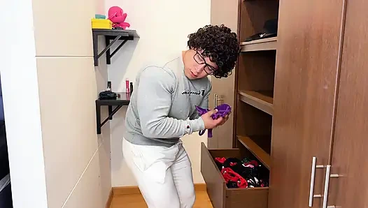 Вонючие трусики сводной сестречки кончаются хорошо! Я застукал ее, трахающейся с бойфрендом, а потом она трахнула меня тоже!