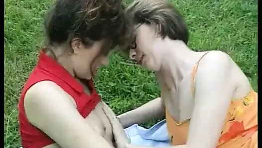 Лесбийский дуэт, очень горячий на открытом воздухе.