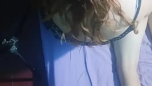 Kurzes kleid und magische hände auf der Matratze