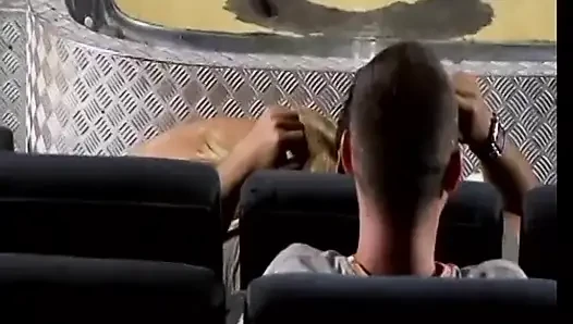 Wunderschönes weißes blondes schätzchen mit rotem strumpfhalter nimmt einen schwanz in alle ihre löcher