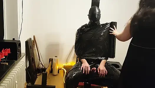 Folien-bondage-sklavin teil 2 - clingfilm mumifiziert und edging zum wahnsinn