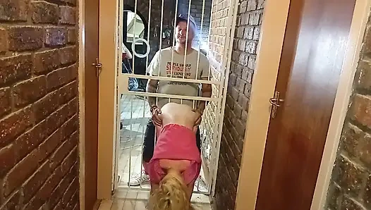 Selbst wenn ich geerdet bin, kann mich mein stiefvater nicht davon abhalten, meinen freund zu ficken