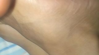 Semen en los pies de mi mujer