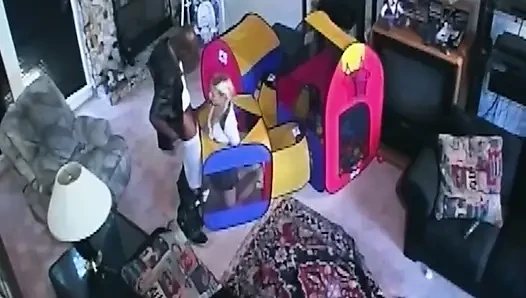 Olgun sarışın orta yaşlı seksi kadın büyük zenci yarağını oyun çadırında derine alıyor