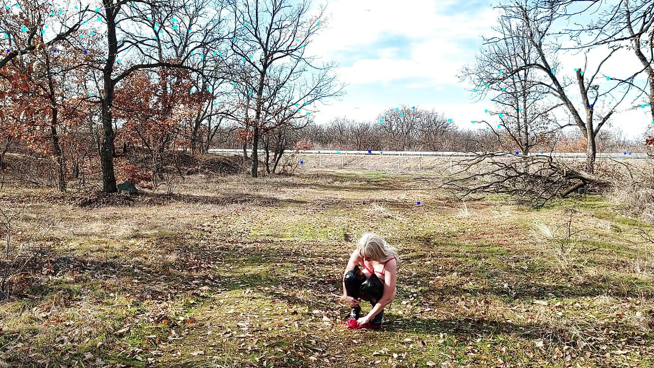 Con điếm nhỏ cởi bỏ bộ đồ màu đỏ của cô ấy trên đường cao tốc phần 1