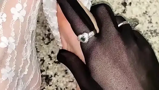 Füße in sexy socken mit händen in handschuhen massieren