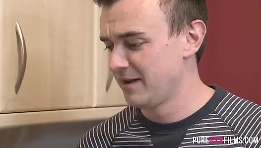 Trashige stieftochter springt auf schwanz