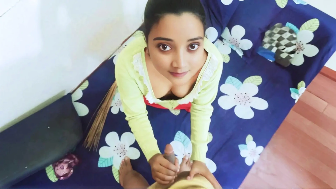 我的继母让我吮吸她的胸部，她变得饥渴，并给我舔她的粉红色阴户