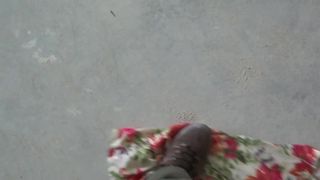 花柄のドレスで床を掃除する（2）