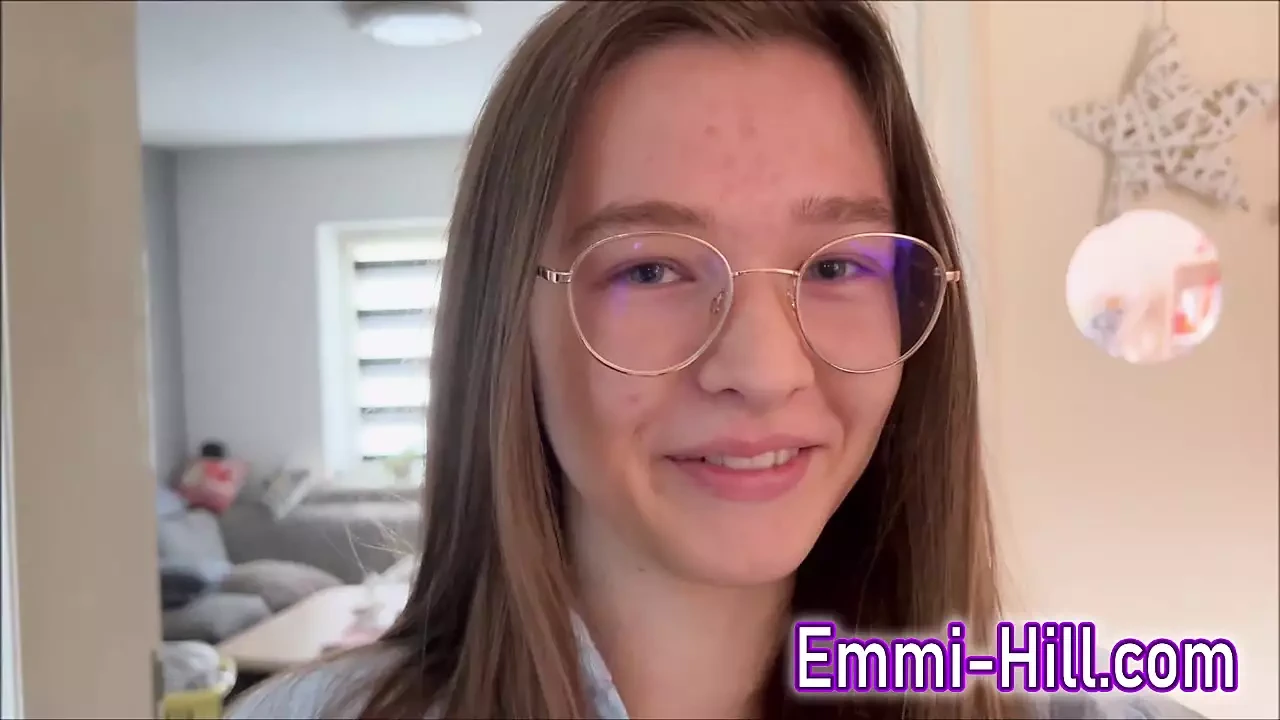 户外潮吹！！！ 18岁苗条少女在外面操她巨大的阴户直到潮吹