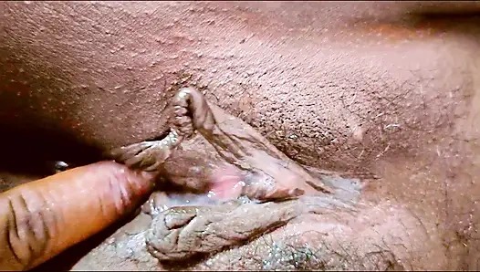 TANTE IBU RUMAH TANGGA INDIA PANAS DAN MENGERANG KERAS DENGAN MERABA DI MEMEK BASAH.