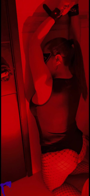 Vezana seksualna MILF robinja korištena na tvrdo: bičevana, vrući vosak na sisama i žestoko pušenje za gospodara