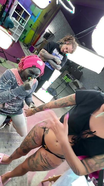 Sexo anal durante la sesión de tatuajes - salvaje tienda de tatuajes detrás de escena