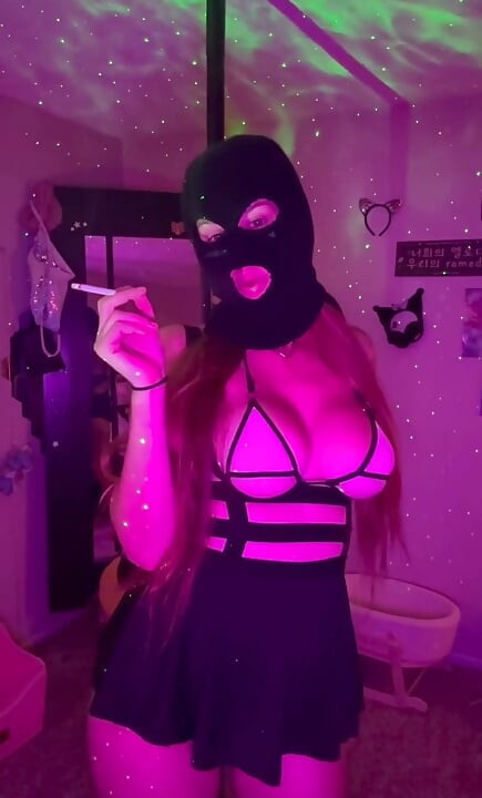 Artemisia senin için seksi kıyafet ve balaclava sigara içme seansı seviyor