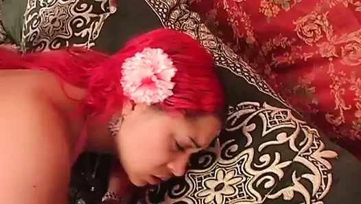 Mokka-hottie pinky mit saftigem rundem hintern genießt es, ihre möse mit jedem harten werkzeug bohren zu lassen